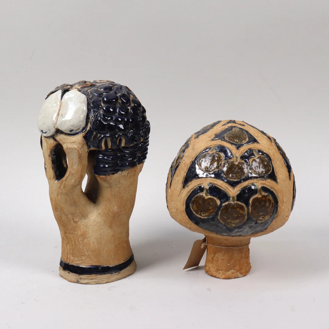 DAGNY LARSSON (1912-2006), skulpturer, delvis glaserat lergods, 2 st. — European — Markus Auktioner