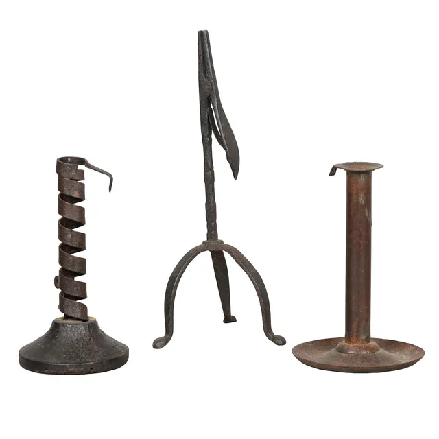 A 18TH CENTURY WROUGHT IRON RUSH LIGHT TOGETHER WITH AN EJECTOR CANDLESTICK & A RAT DE CAVE CANDLESTICK (3).