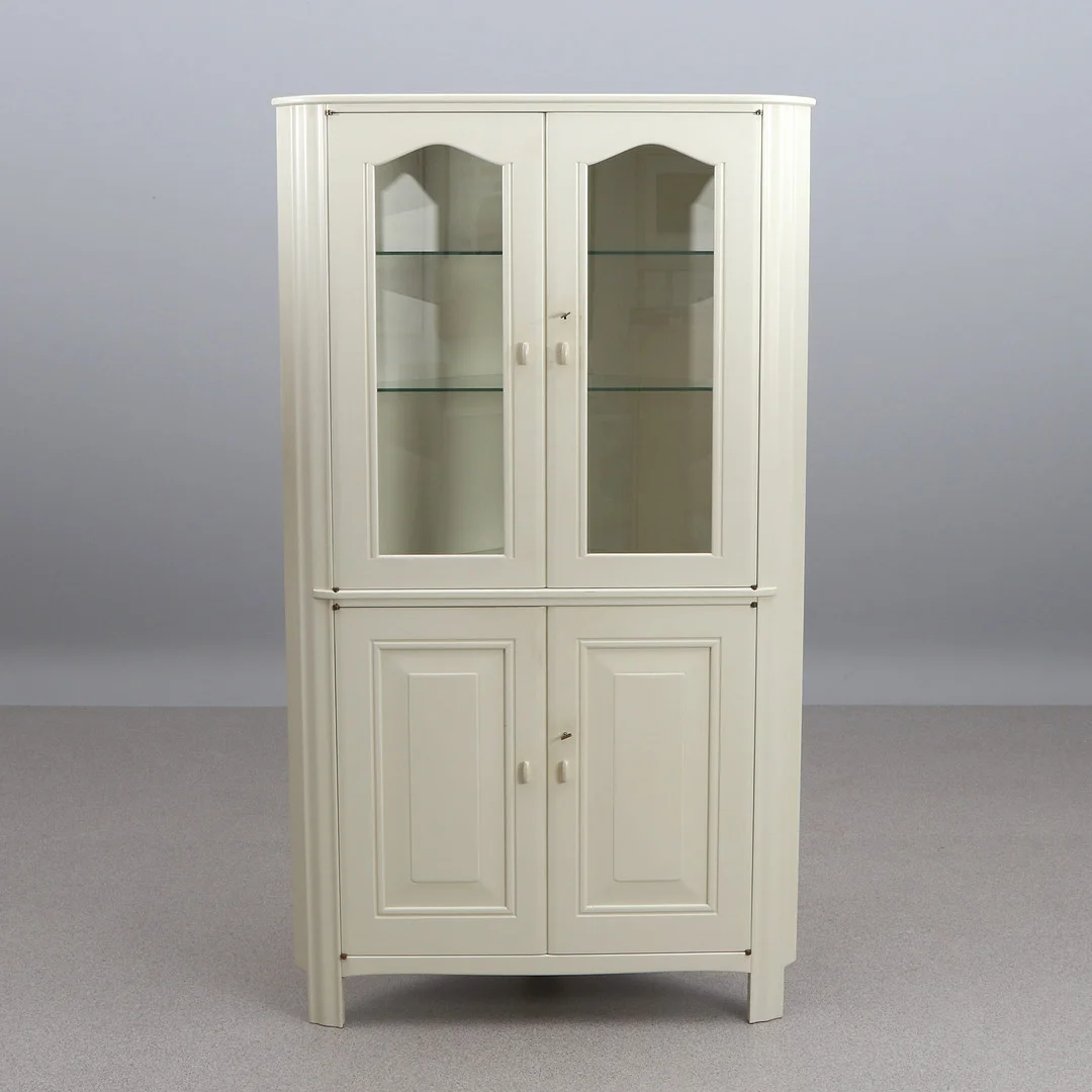 CARL MALMSTEN. HÖRNSKÅP MED VITRINOVANDEL. Lackerat trä. "Capella". Plakettmärkt. — Cupboards, Cabinets & Shelves — Skånes Auktionsverk