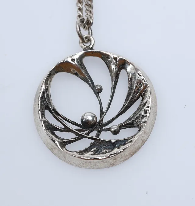 KARL LAINE. hänge med kedja, silver, "Spiderweb", Finland.