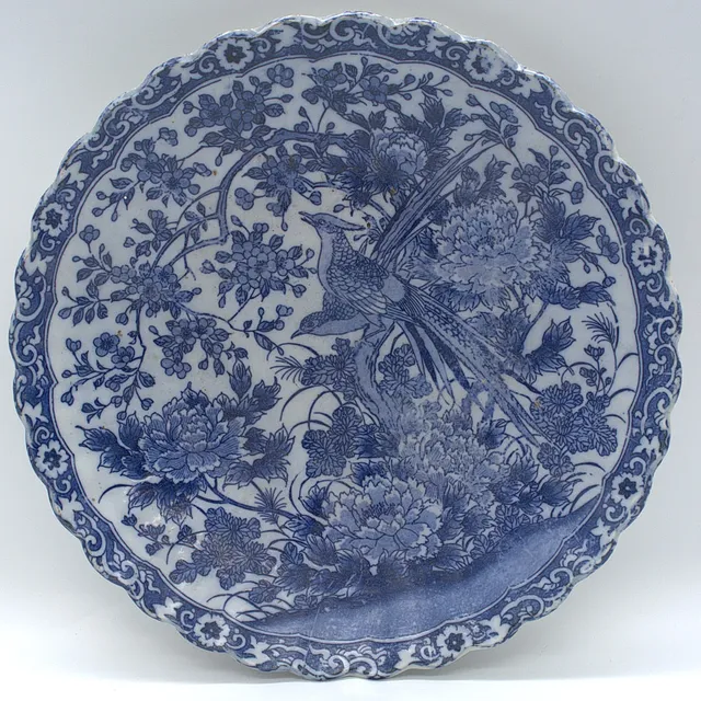 ANTIKER JAPANISCHER BLAU-WEISS IMARI-TELLER MIT WELLENSCHLIFF AUS DEM 19 JAHRHUNDERT.