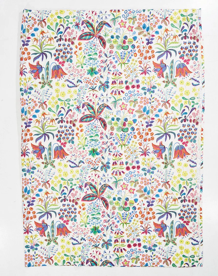 JOSEF FRANK. "Under Ekvatorn", gardin, Firma Svenskt Tenn, trippelvåd, linne, ca. 370 x 258 cm. — Textiles — Stockholms Auktionsverk Magasin 5