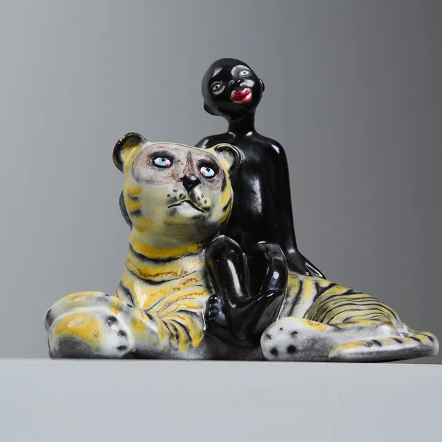 DOROTHY CLOUGH. Pojke på tiger, modell 8001, Upsala-Ekeby, 1956-57.