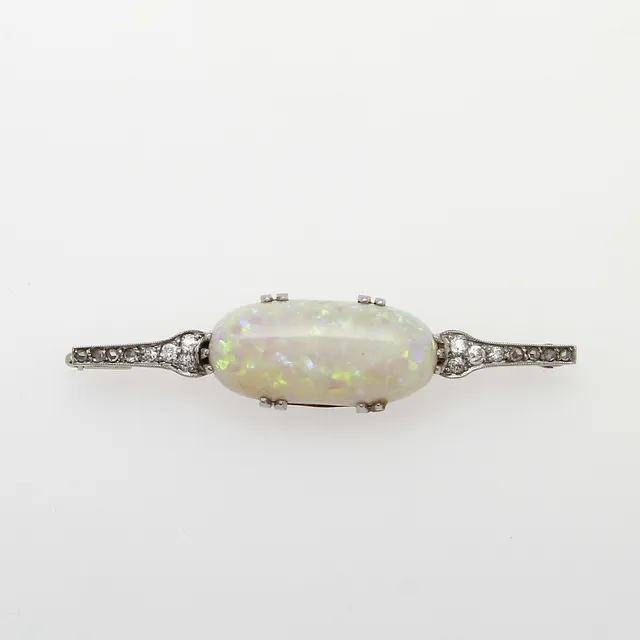 BROSCH, 18k vitguld med vit OPAL samt 16 diamanter. Totalvikt 6,8 gram.