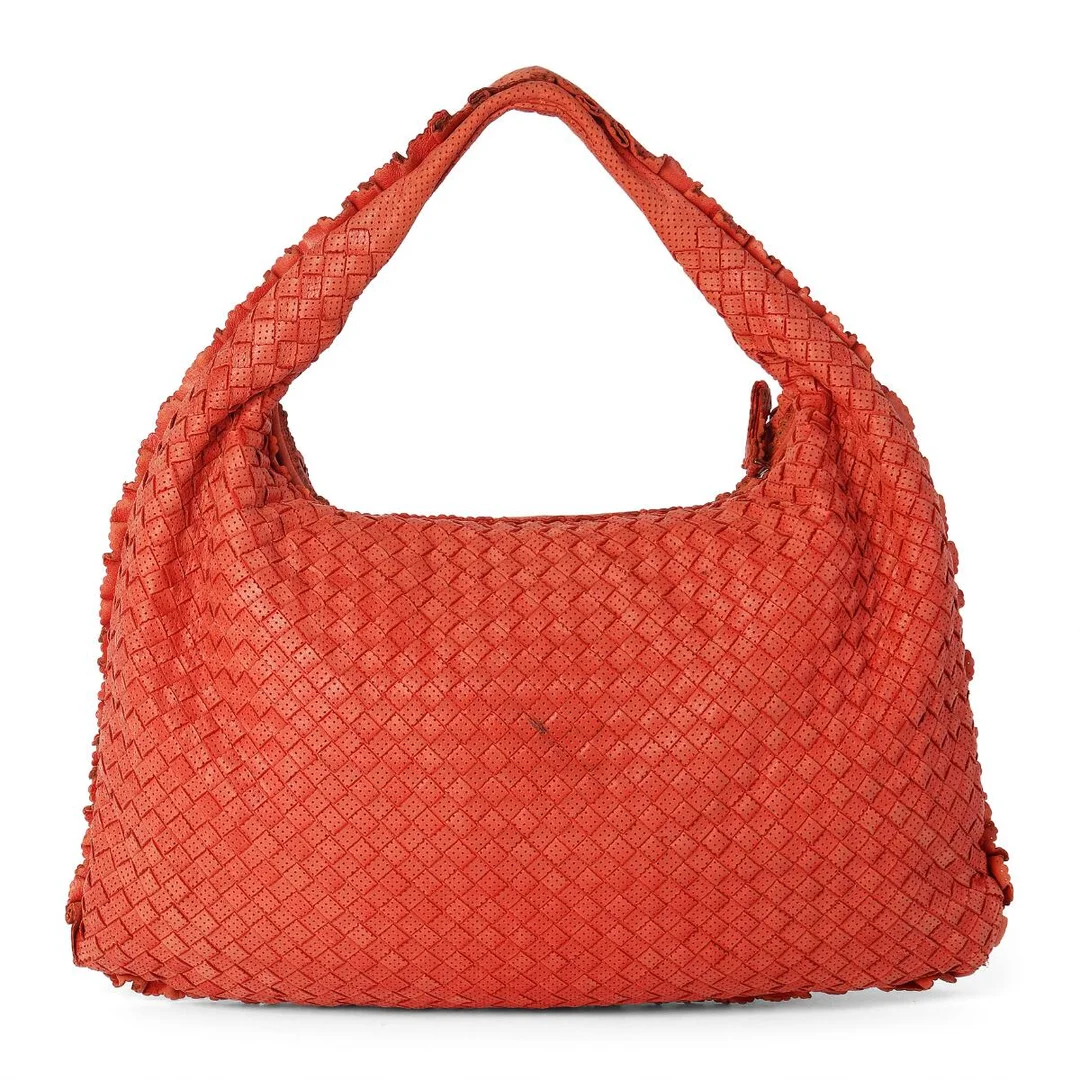 A bag of red woven leather with silver tone hardware, short handle, one zipped compartment, two interior pockets, one of which has a zipper, and beige suede lining. H. 29 x W. 46 x D. 5 cm. — Designer Handbags & Fashion/Designer Handbags — Bruun Rasmussen