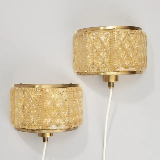 VITRIKA: Et par væglamper af champagnefarvet glas, messing og lakeret metal, model ''Gallalampet', Danmark, 1960/70'erne, (2).