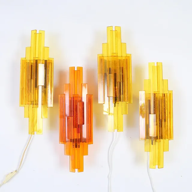 CLAUS BOLBY. Cebo. Et sæt på fire væglamper af gulorange/orange akryl, model 1106, 1960'erne (4).