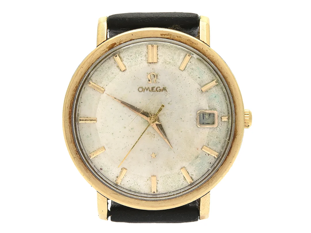 OMEGA, Constellation, Chronometer, Cal 561, Serie nr. 24430325, Ref nr. CD 168.0004, Boett nr. CD 168.004 (K.B), herrur, 35,5 mm, guld på stål, automatisk, plexiglas, datum, skadad urtavla, defekt (se bilder), skadad krona/ställaxel, läderband, ca 1966. — Klockor/Omega — Kaplans