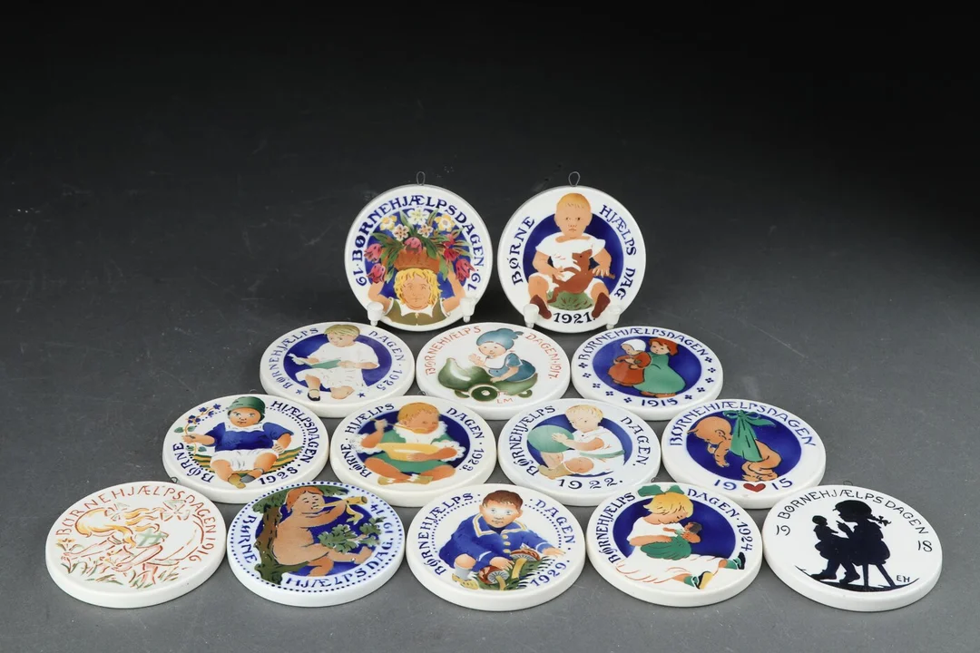 Aluminia. Børnehjælpsdagen, en samling platter (14) — Glass, porcelain and ceramics/Other glass, porcelain and ceramics — Lauritz