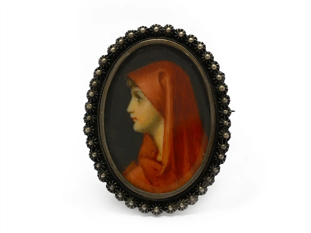 BROSCH, silver, glas, miniatyrporträtt, 3,5 x 4,5 cm, vikt 11,4 g. — Smycken/Brosch — Kaplans