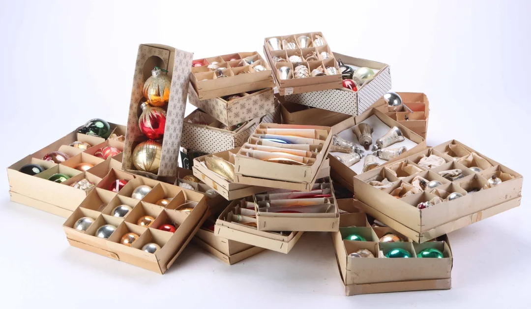 A collection of older Christmas decorations, 20th century (22 boxes) — Hobby and collectibles/Collectibles — Lauritz