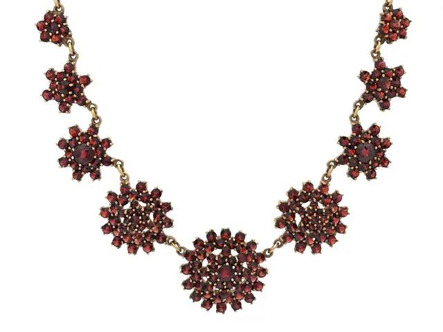COLLIER, förgylld metall, granater, längd 44 cm, vikt 31,6 g.
