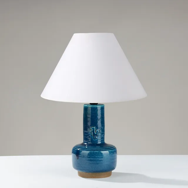 JØRGEN MOGENSEN (1922-2004). Bordlampe af blåglaseret stentøj, Royal Copenhagen, model nr. 21701, Danmark, 1960'erne.