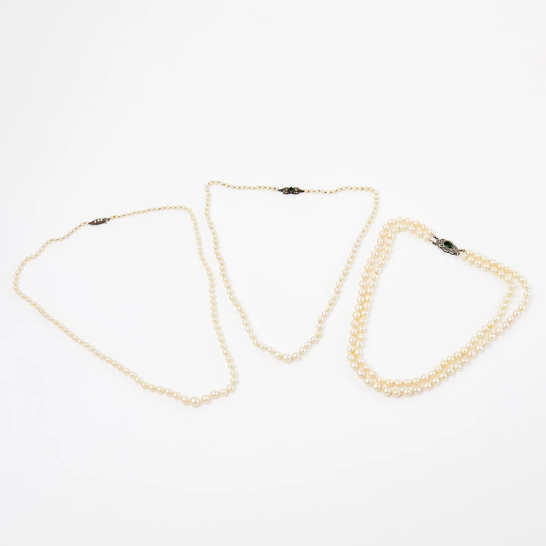 PÄRLCOLLIER, 3 st, odlade vita saltvattenspärlor, lås av silver, dekor av strass samt markasiter, utländska stämplar. — Necklace — Stockholms Auktionsverk Sickla