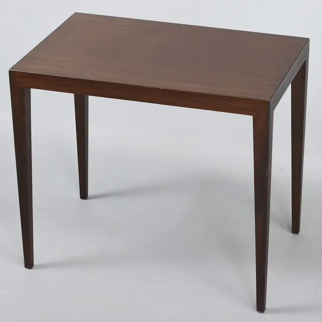 SEVERIN HANSEN. Sidebord / lampebord af mahogni. Haslev Møbelsnedkeri, 1970'erne.