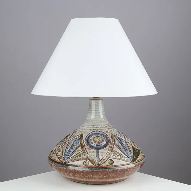 ATTRIBUTED TO AKSEL NIELSEN (1910-89). SØHOLM: Table lamp of glazed ceramics with abstract plant reliefs, Bornholm, Denmark, 1960/70s.