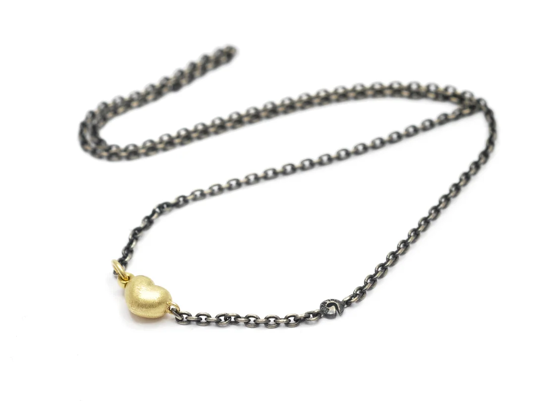 OLE LYNGGAARD, collier, i silver, lås 18K guld, hjärta, längd 42 cm, vikt 6,9 g. — Smycken/Collier — Kaplans