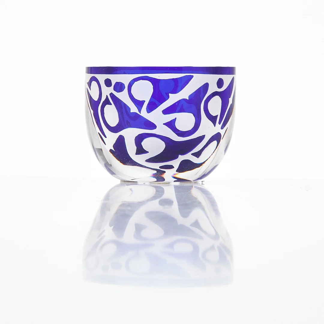 HANNE DREUTLER & ARTHUR ZIRNSACK. Skål, Studio Åhus, 1990-tal, dekor i blå underfång, signerad Studio Åhus Sweden 1993 HD-AZ EX 44. — Art glass — Stockholms Auktionsverk Magasin 5