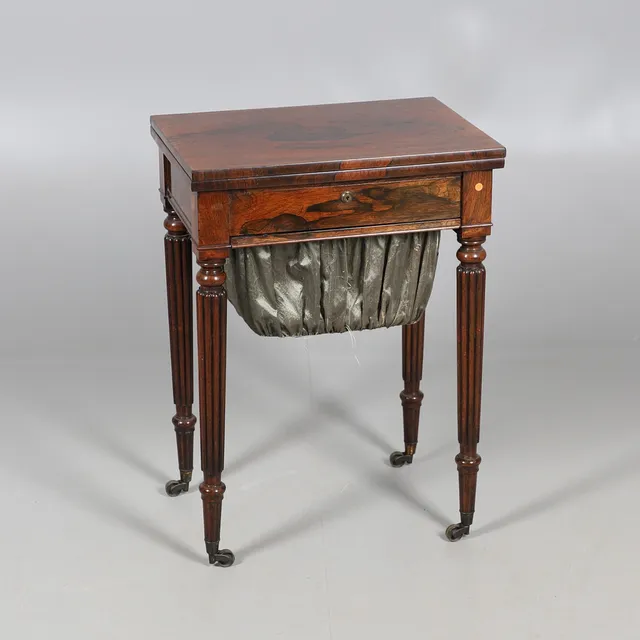 A LATE REGENCY ROSEWOOD WORK TABLE IN THE MANNER OF GILLOWS.