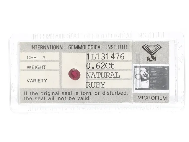 RUBIN, ovalslipad, 0,62 ct, IGI certifikat IL131476.