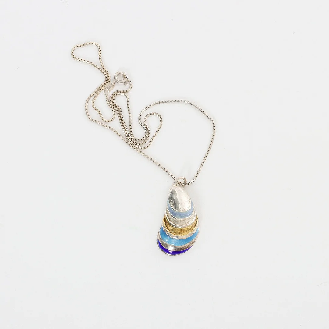 BIRGITTA HILLING. Halsband med hänge, blåmussla, silver och emalj, Smedja Argentum, Spekeröd, 1989. — Necklace — Auktionsverket Engelholm