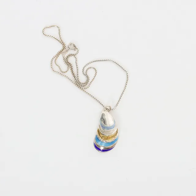 BIRGITTA HILLING. Halsband med hänge, blåmussla, silver och emalj, Smedja Argentum, Spekeröd, 1989.