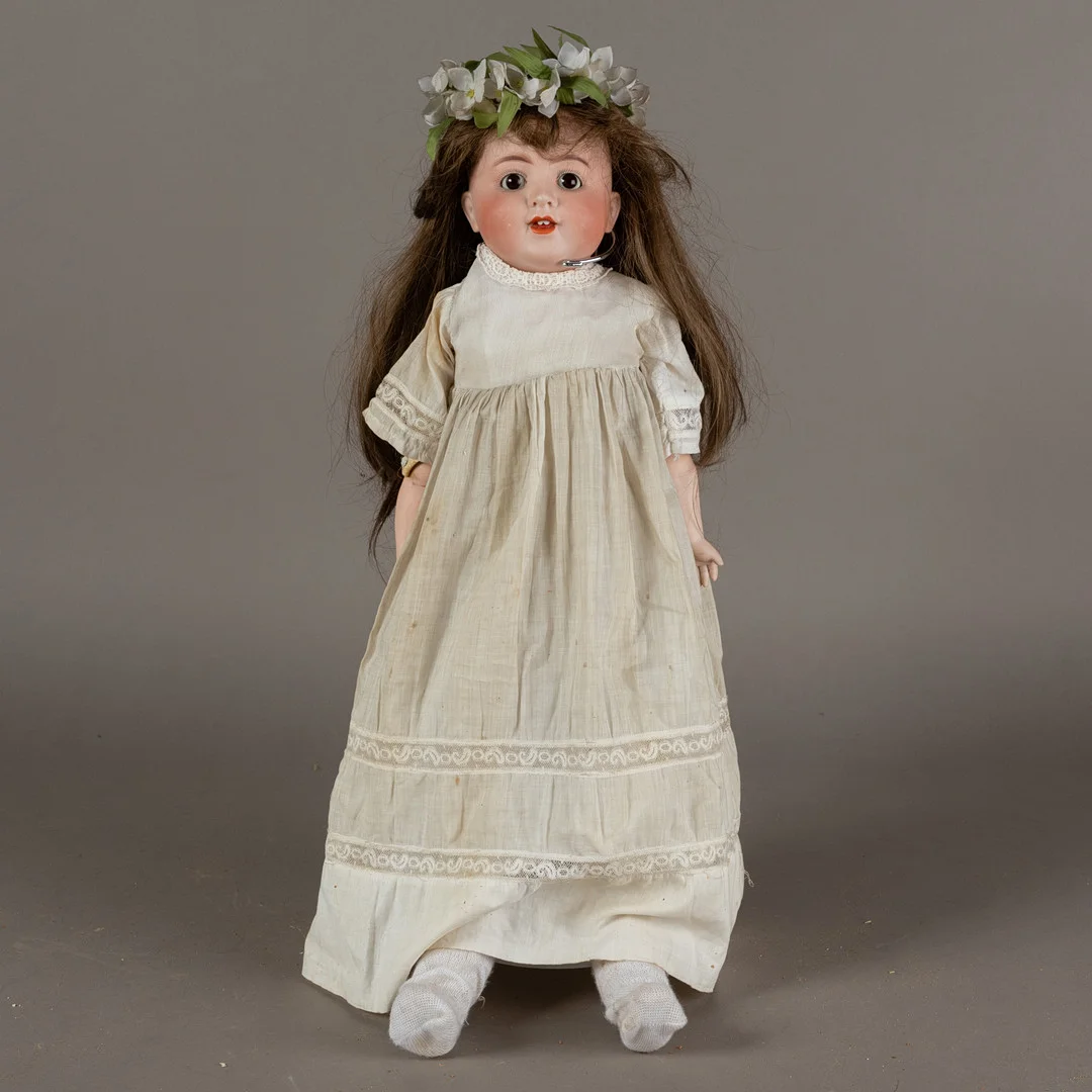 K. & K. TOY COMPANY. Porzellankopfpuppe um 1920. — Toys — Stockholms Auktionsverk Hamburg