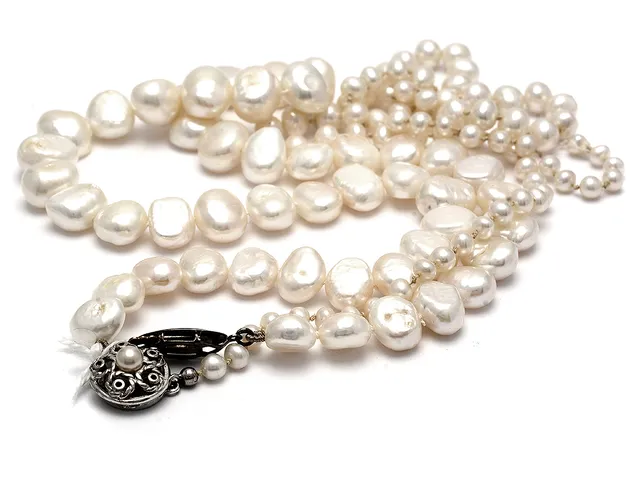 Pärlcollier 2 st med sötvattenspärlor och silver lås (en pärlcollier behövs träs om) 46cm 45cm
