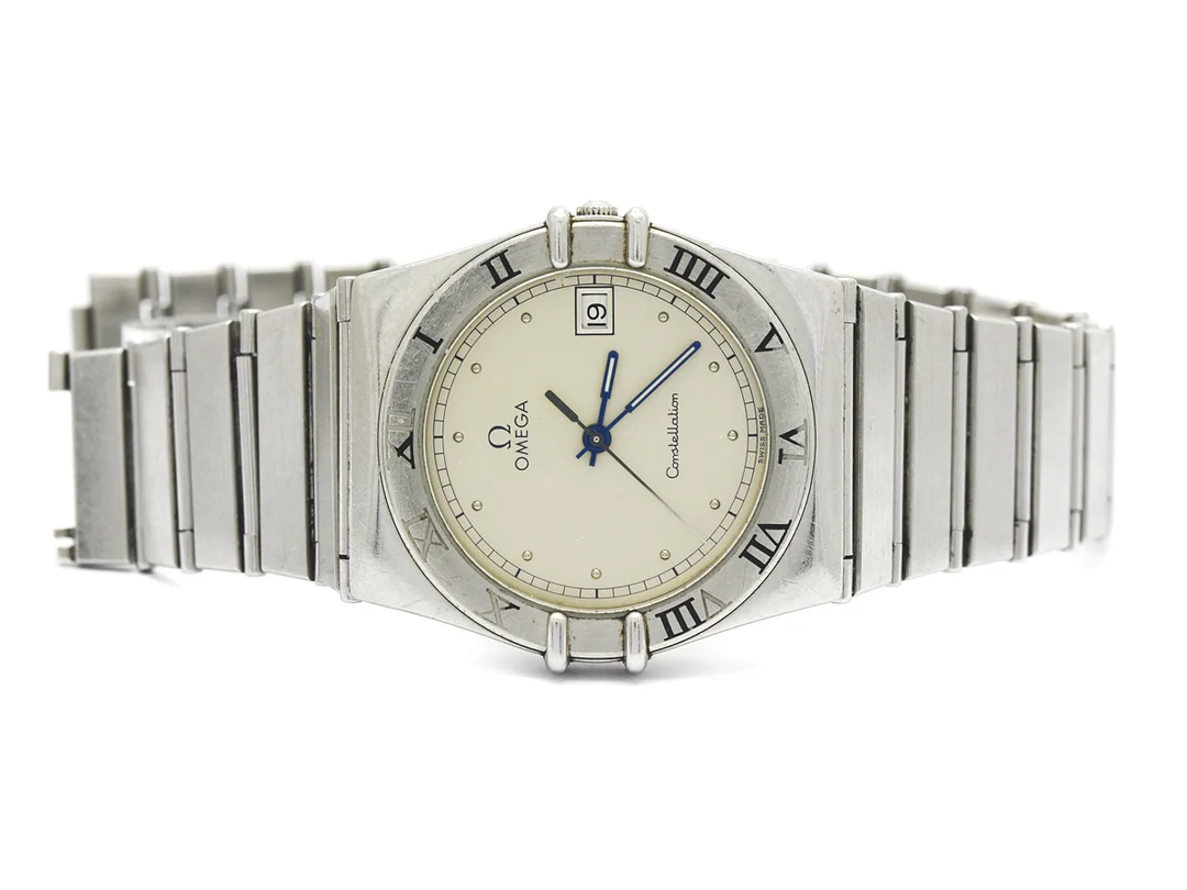 OMEGA, Constellation, Cal 1441, Serie nr. 50409281, PIC nr. 1510.10.00, Ref nr. ST 396.1080, Boett nr. 396.1070/396.1080, herrur, 32,5 mm, stål, quartz, safirglas, datum, skadad urtavla, integrerad originallänk (skadad, OBS: delar saknas), viklås, Ref nr. 1448/431, ca 1987, box. — Klockor/Omega — Kaplans
