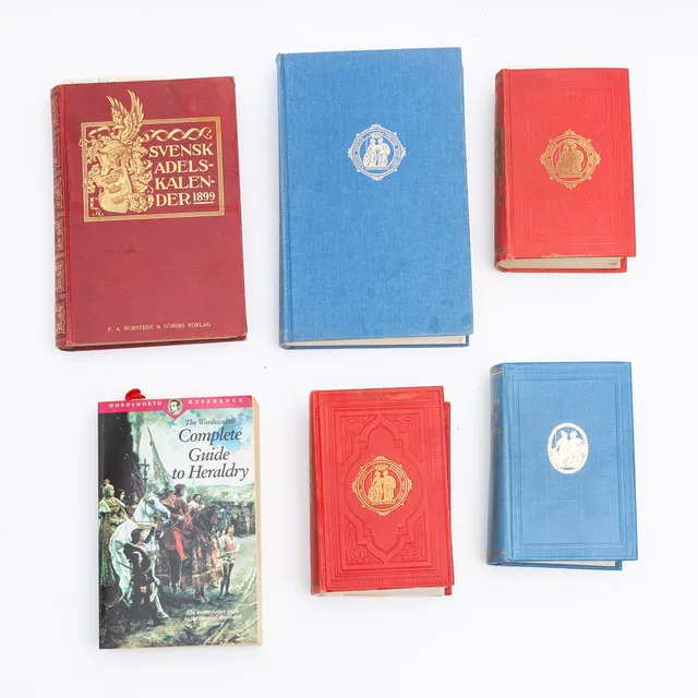 ADELSKALENDRAR 5 stycken SAMT BOK OM HERALDIK, 1898-1986.