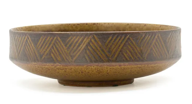 Eva Stæhr-Nielsen: A stoneware bowl with incised relief decoration along the outer upper rim. Saxbo, 1950–1968.
