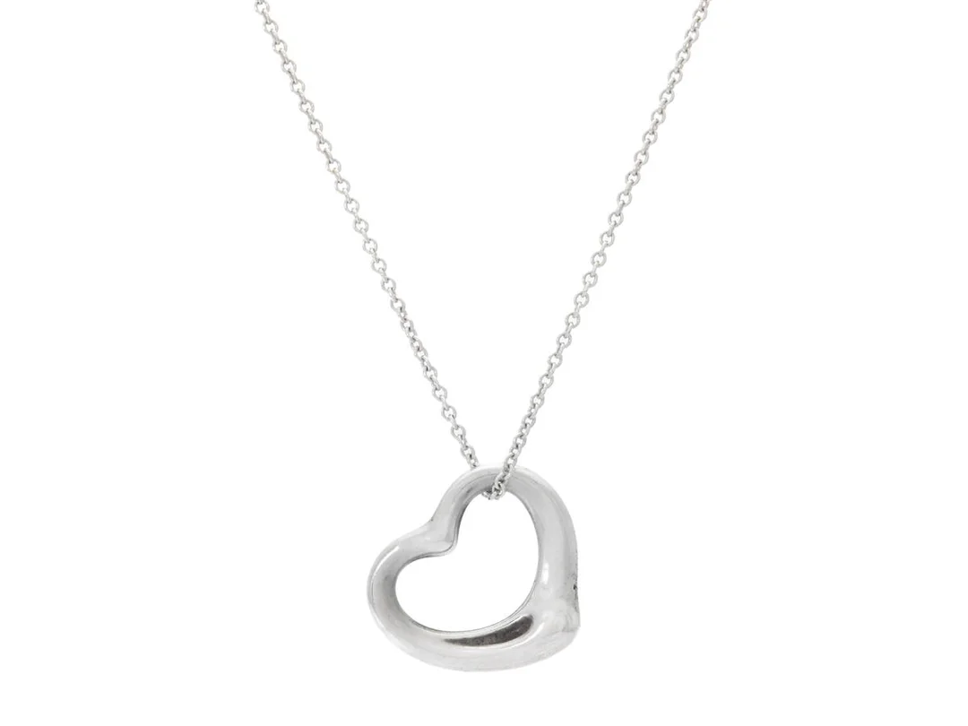 TIFFANY & CO, hänge med kedja, Open heart, sterlingsilver, längd 45 cm, vikt 7,1 g, påse. — Smycken/Hänge med kedja — Kaplans