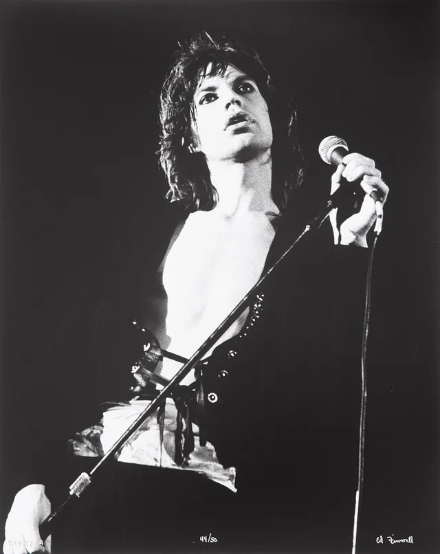 ED FINNELL (USA/SVERIGE, FÖDD 1956). Mick Jagger, The Rolling Stones, "Tour of the Americas", Los Angeles, 13 juli, 1975, signerad Ed Finnell, numrerad 44/50.