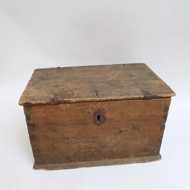 SKRIN, 1700-1800-tal, furu, med beslag och gångjärn i järnsmide.