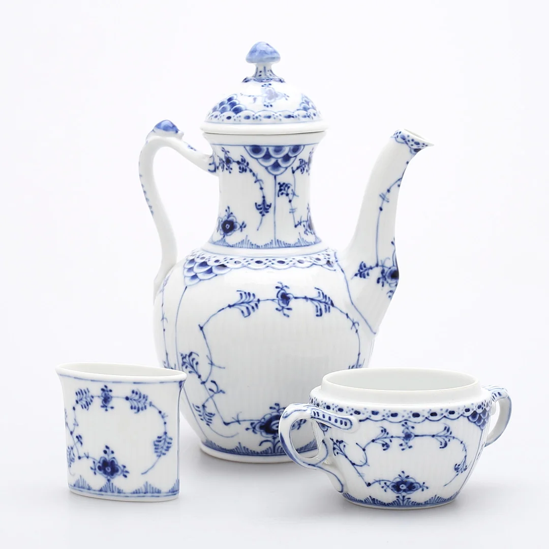 PORSLIN, 3 delar, "Musselmalet", Royal Copenhagen, Danmark. — European — Växjö Auktionskammare