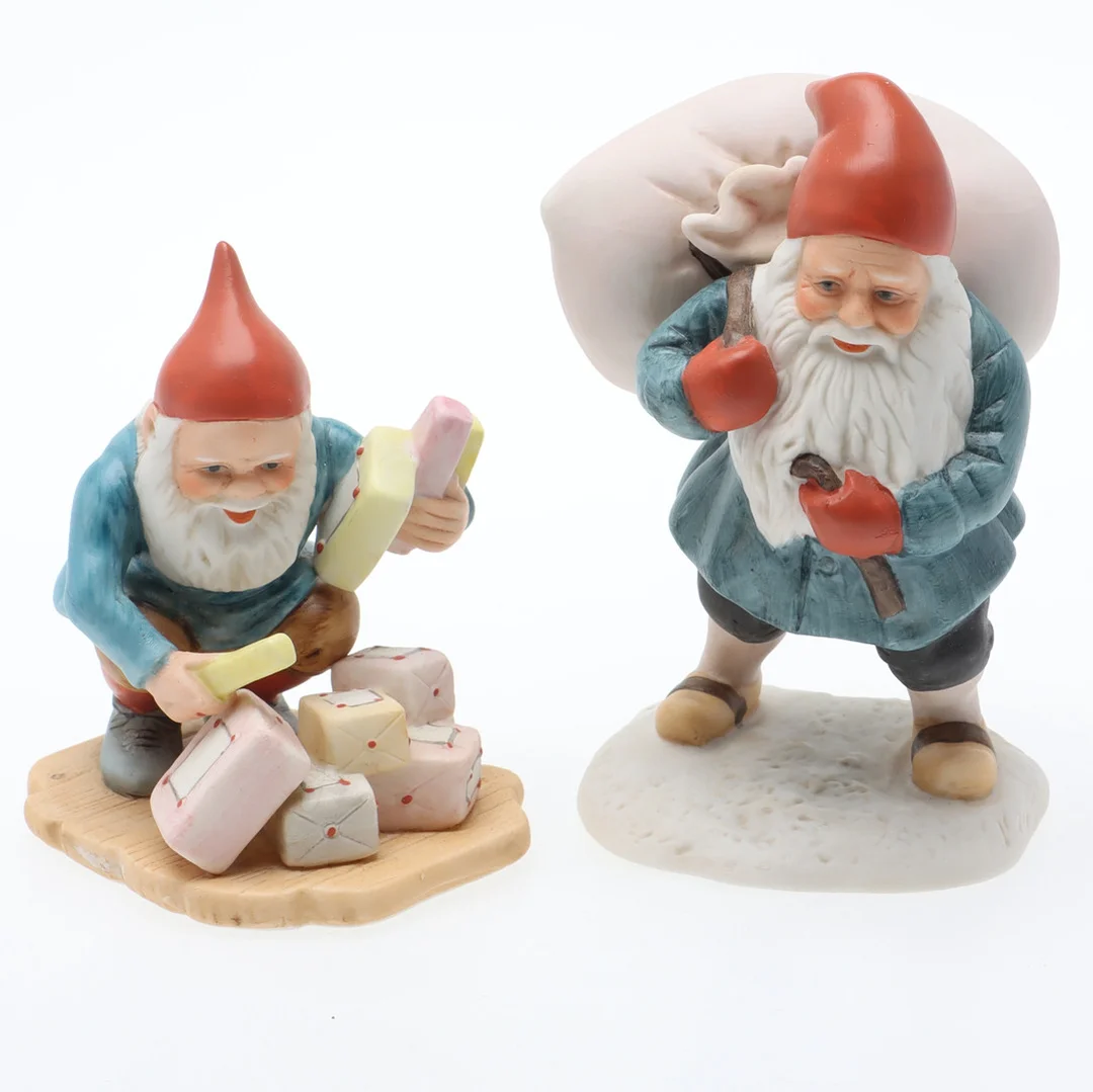 JENNY NYSTRÖM. Efter. Tomtar, ett par, porslin, bl.a. Tomte med julklappssäck, Kalmar Läns Museum. — European — Ekenbergs Auktioner