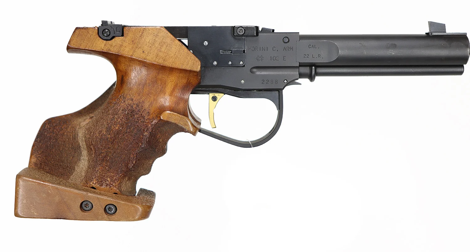 30. PISTOL, schweizisk, Halvautomatisk, fabrikat Morini, modell 102E, kaliber .22LR, tillv.nr 2288, se-nr SE0143229. — Pistols — Walter Borg