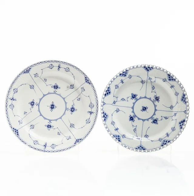 Royal Copenhagen, Serveringsfat, två stycken, "Musselmalet" halv- respektive helblond (Blue fluted half and full lace), porslin.