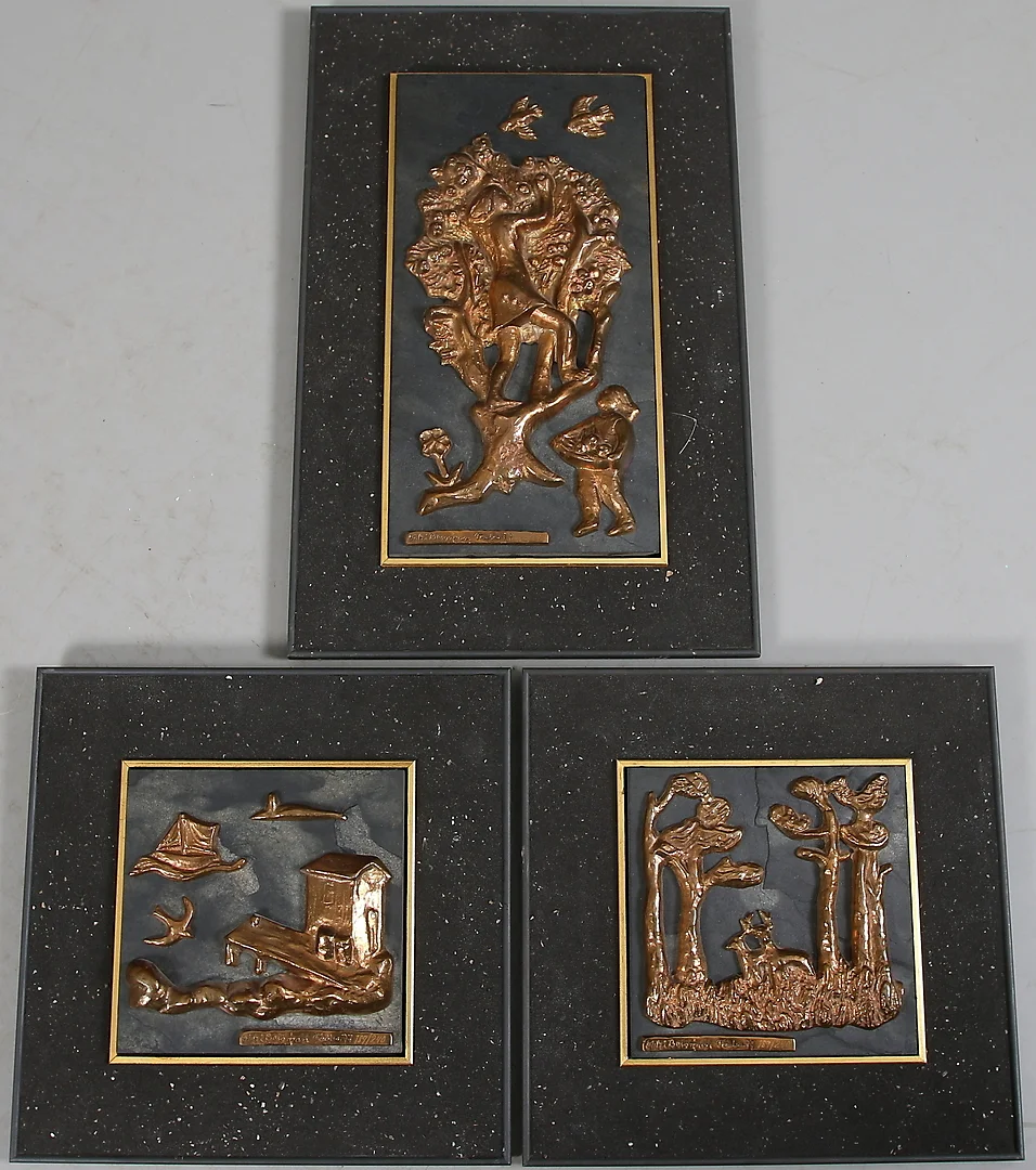 ASTRI BERGMAN TAUBE. 3 st, reliefer, brons, signerade och numrerade 189/240 samt 233/240. — Sculptures & Bronzes — Stadsauktion Sundsvall