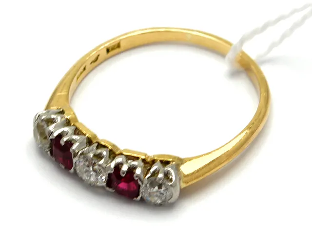 Ring 18K 2,5g Ø17¼ skev med skadade stenar och diamanter 3xca.0,12ct