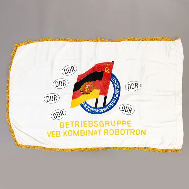 Flagge der Sozialistischen Einheitspartei Betriebsparteiorganisation-VEB Kombinat Robotron,- Für Deutsch Sowjetische Freundschaft, 1969 bis 1990.
