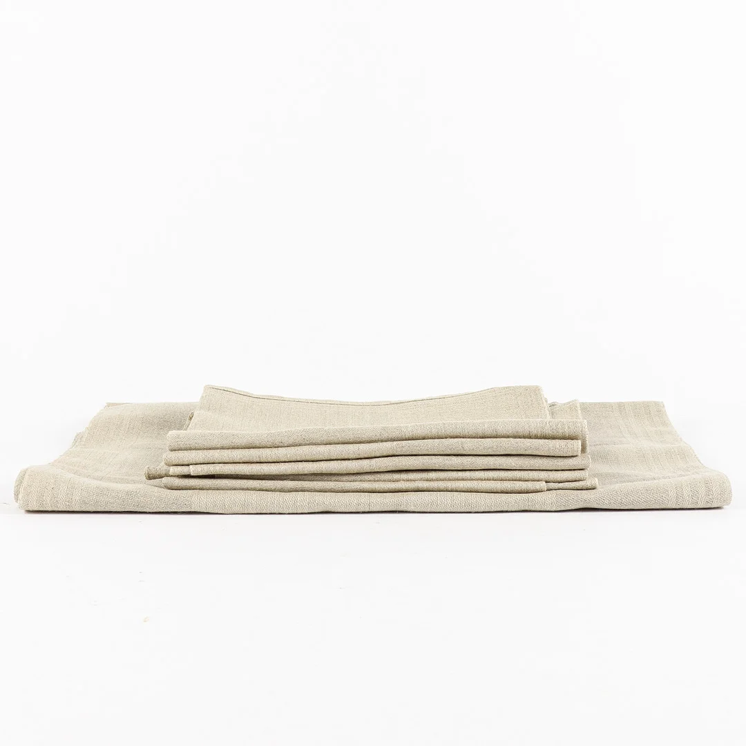 INGRID DESSAU. Löpare och bordstabletter "Nobel" Klässbols Linneväveri. — European Carpets & Textiles — Karlstad Hammarö Auktionsverk