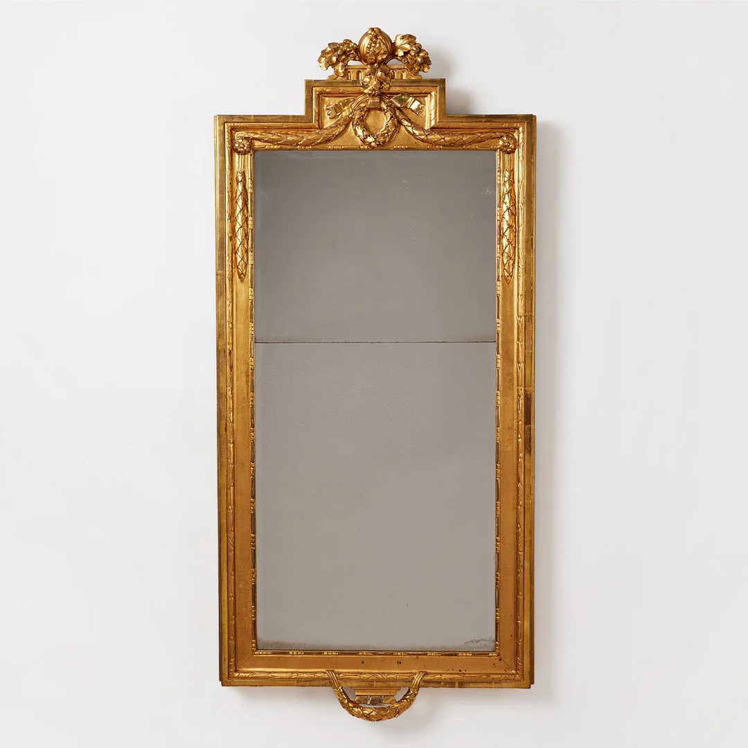SPEGEL, gustavianskt stockholmsarbete, med Stockholms hallstämpel 1776, träskuren dekor, förgylld med polerat guld och slagmetall. — Mirrors — Stockholms Auktionsverk Fine Art