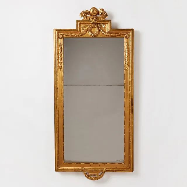SPEGEL, gustavianskt stockholmsarbete, med Stockholms hallstämpel 1776, träskuren dekor, förgylld med polerat guld och slagmetall.