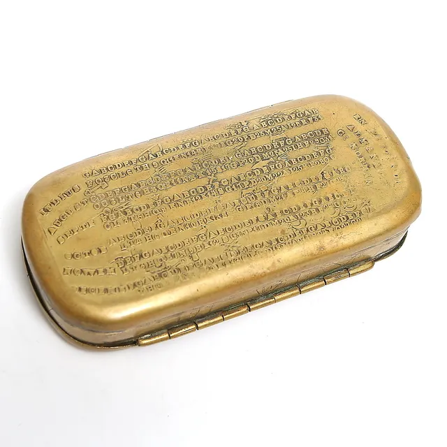 SNUSDOSA, mässing, "Kalenderdosa". 1800-talets mitt.