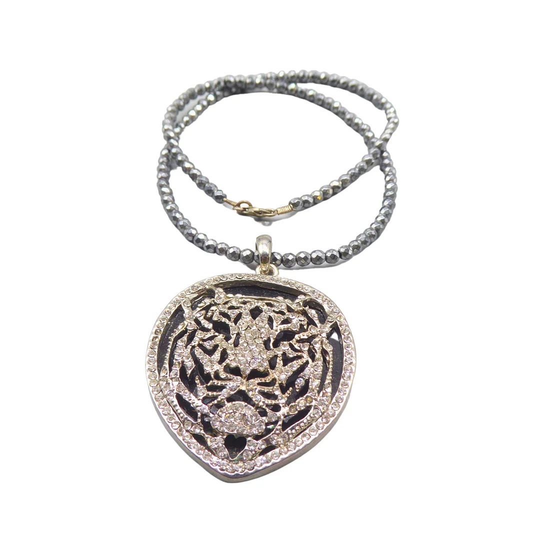 TIGERANHÄNGER MIT SILBERNER KETTE UND EINEM VERSCHLUSS AUS 925ER SILBER. — Jewellery — Auktionshaus Stuber's Hammerschlag