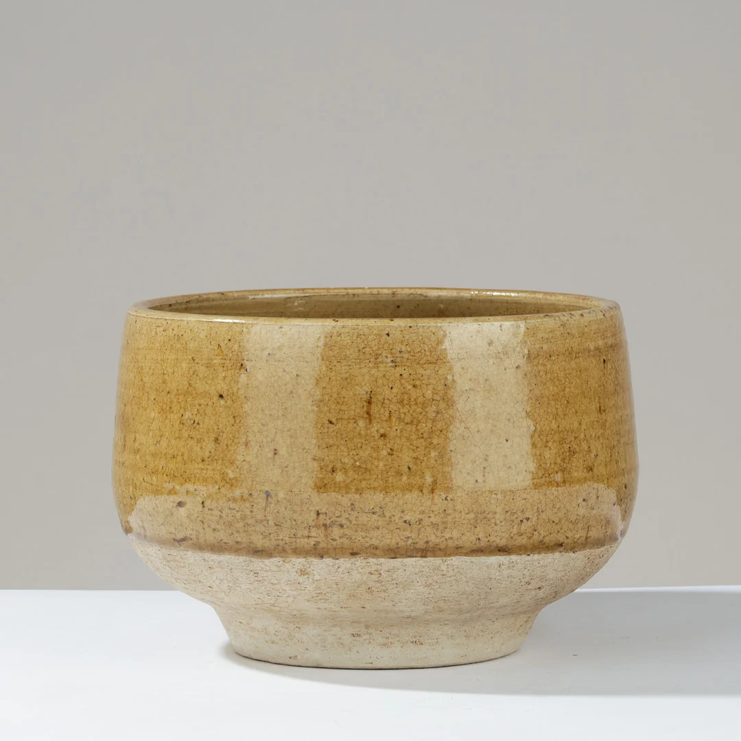 CONNY WALTHER (1931-2019). Conny Walther (1931-2019) and Bent Stubbe Teglbjærg (1926-2004): Stoneware bowl glazed in ochre yellow and blue shades, executed at their own workshop in Birkerød, Denmark, dated 1966. — European — Palsgaard Kunstauktioner