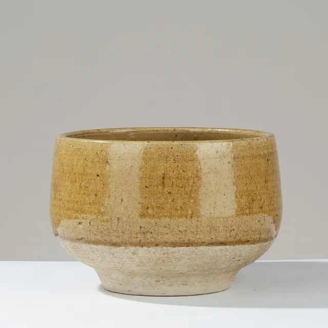 CONNY WALTHER (1931-2019). Conny Walther (1931-2019) and Bent Stubbe Teglbjærg (1926-2004): Stoneware bowl glazed in ochre yellow and blue shades, executed at their own workshop in Birkerød, Denmark, dated 1966.