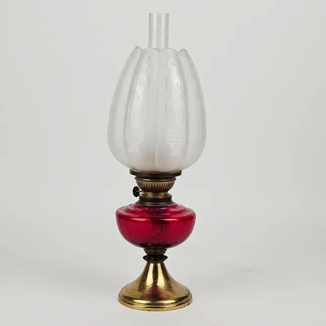 BORDSFOTOGENLAMPA, röd glasmassa och mässing, 1900-talets första hälft.