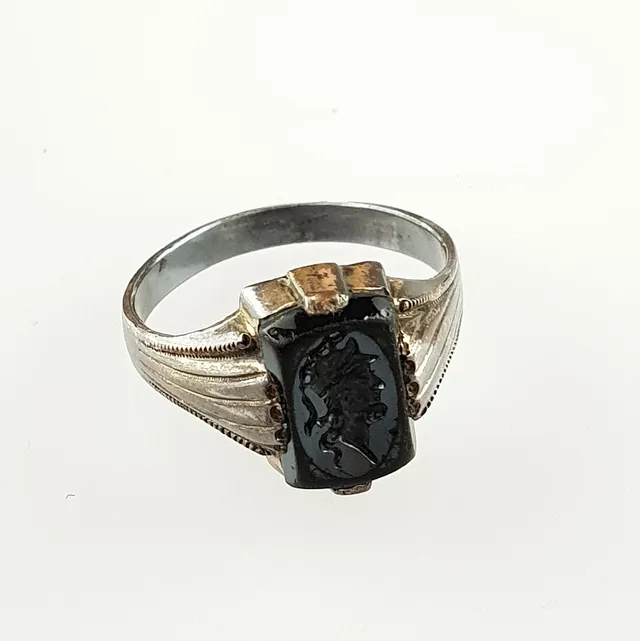 ! SIEGEL RING, rechteckige schwarze Gravursteinplatte mit Kriegerkopf in Intaglioschnitt.
